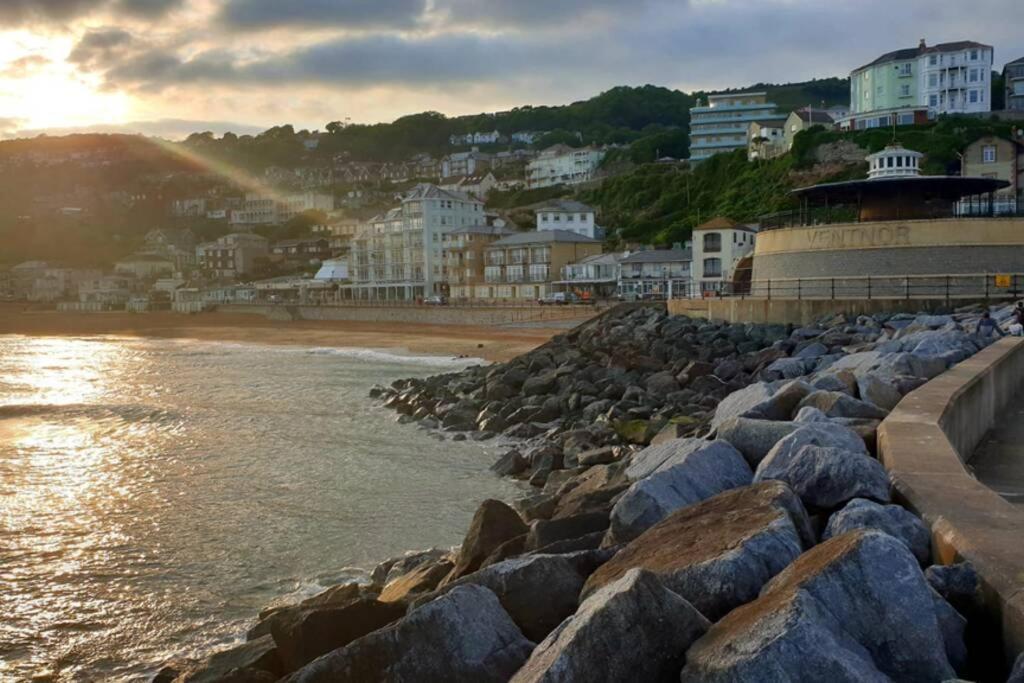 Beautiful Seaside Apartment With Parking Ventnor Buitenkant foto